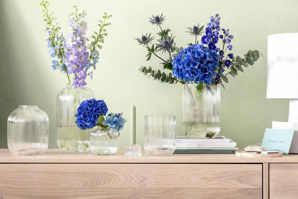 Villeroy & Boch – Fleur Bleu Vase 15 cm Blau, Spülmaschinenfest, Tischvase, Handgefertigte und Mundgeblasene Glasvase, Blumiges Design, Farbige Blumenvase, Deko Wohnung, Home Decor, Dekoraion, Glas