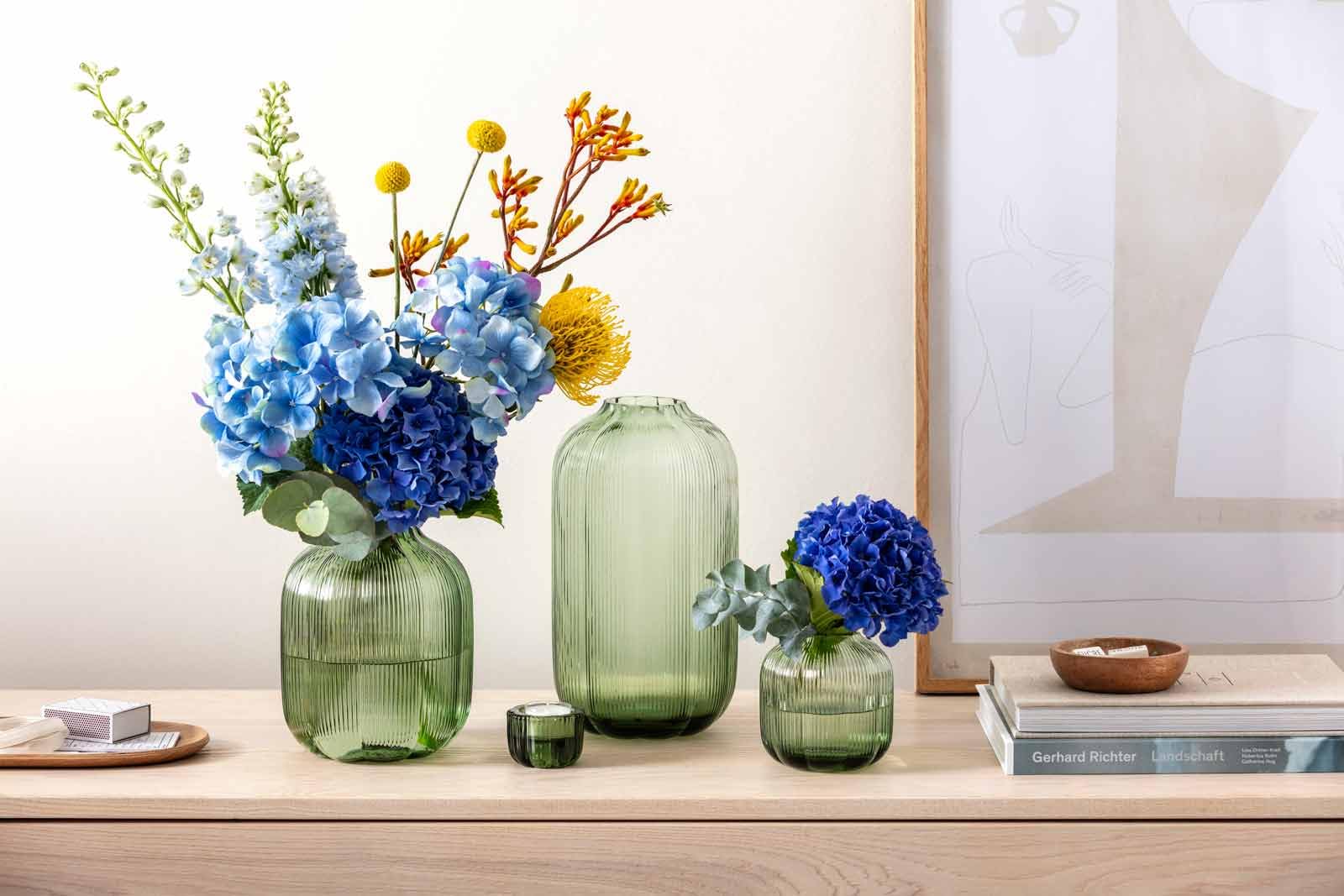 Villeroy & Boch – Fleur Bleu Vase 15 cm Blau, Spülmaschinenfest, Tischvase, Handgefertigte und Mundgeblasene Glasvase, Blumiges Design, Farbige Blumenvase, Deko Wohnung, Home Decor, Dekoraion, Glas